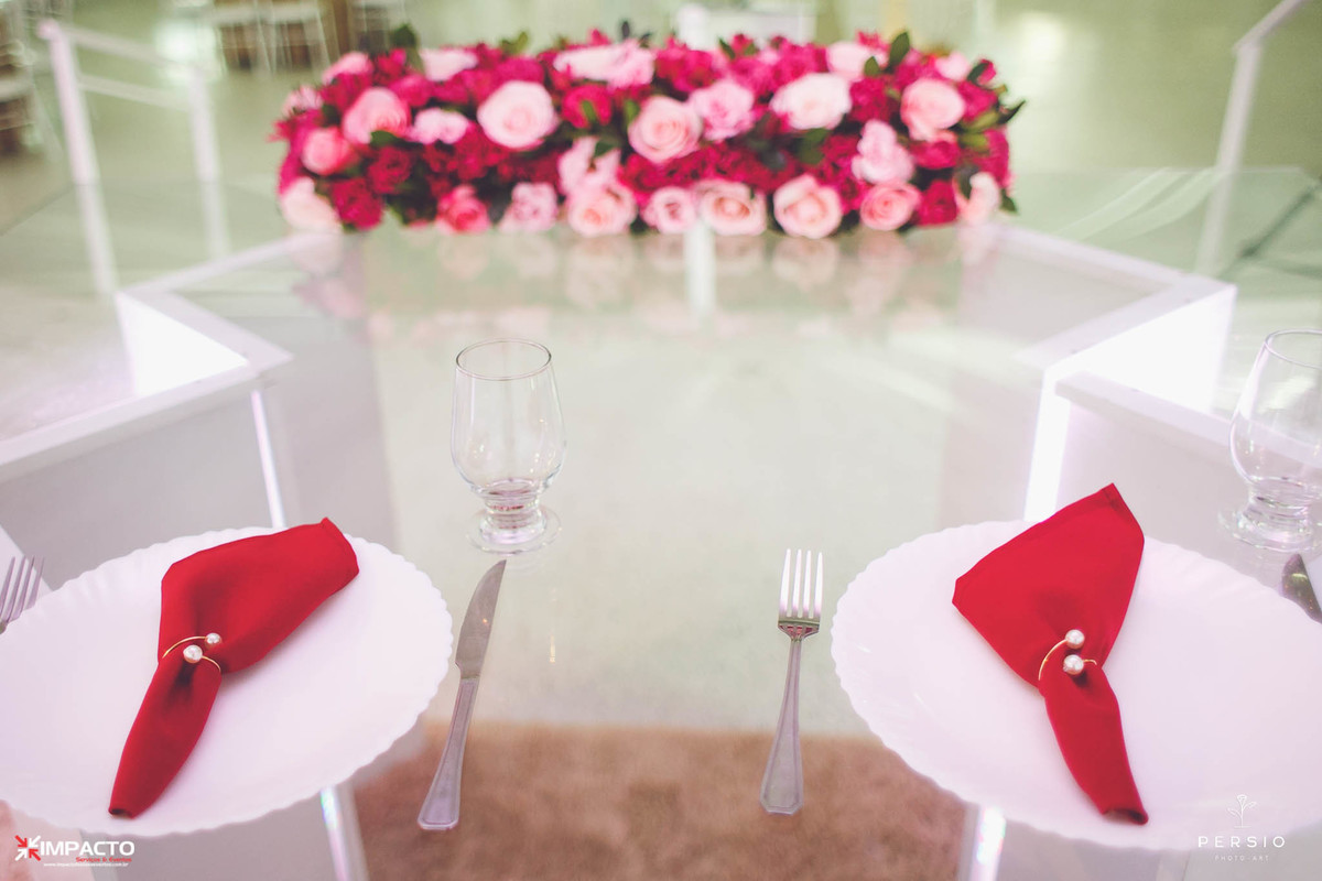 mesa dos noivos com guardanapos marsala