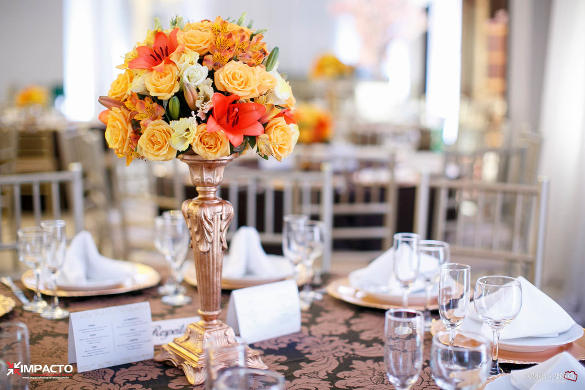 arranjo de mesa casamento base dourada
