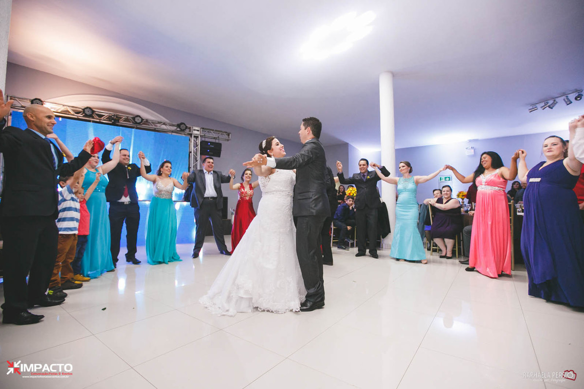Dança dos noivos com roda de padrinhos