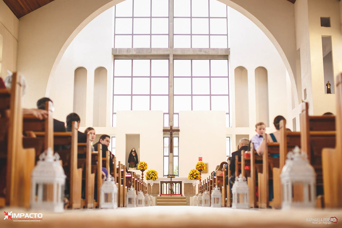 corredor de casamento com tapete bege e lanternas brancas