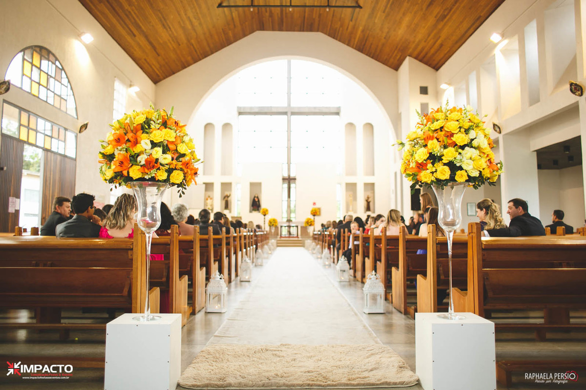 corredor de casamento com tapete fendi arranjos na taça com flores laranja e amarelas