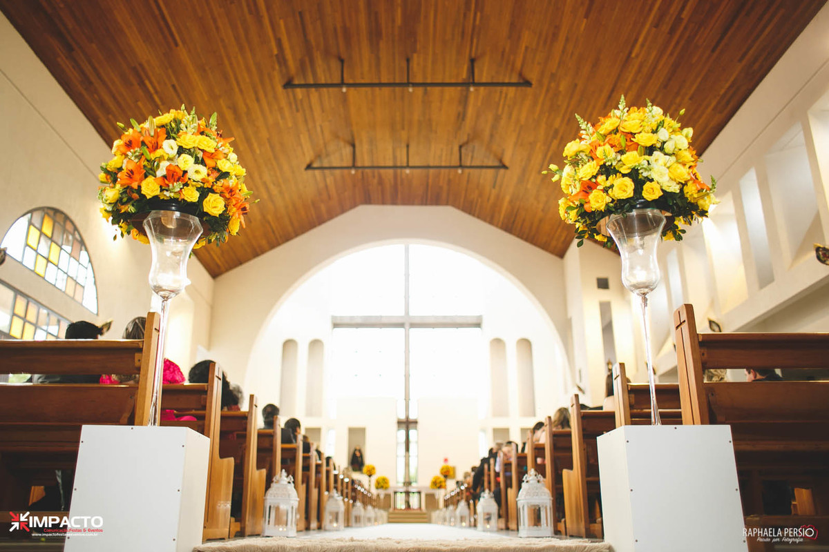 arranjos corredor casamento com flores laranja e amarelas e base de vidro