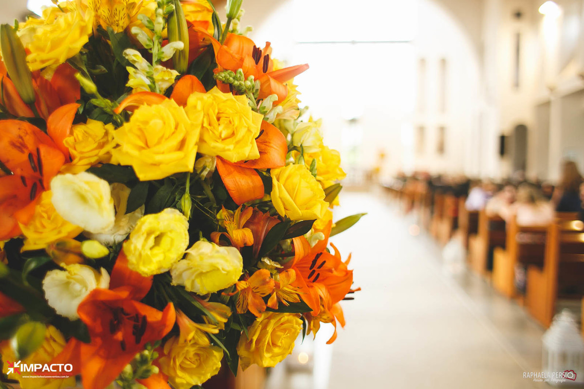 arranjo casamento com flores laranja e amarelas