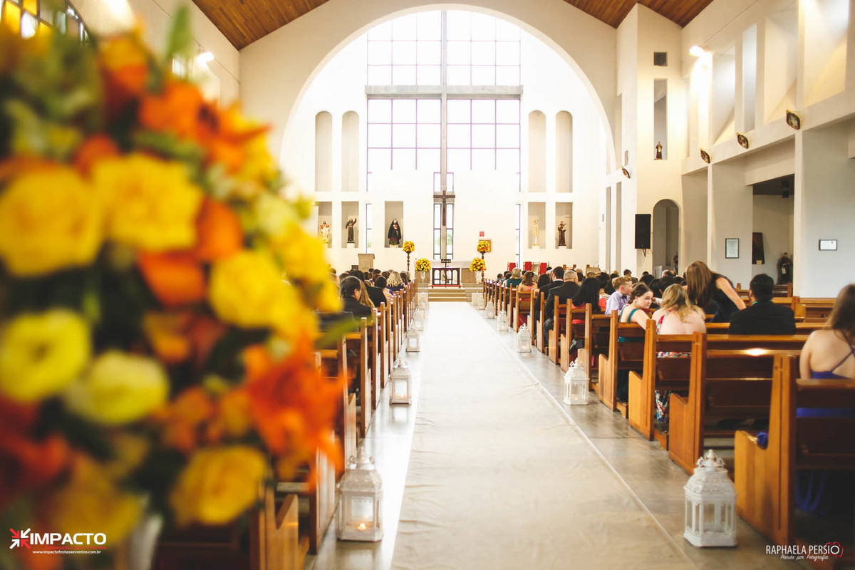 corredor casamento Igreja de Pinhais com lanternas brancas e tapete bege