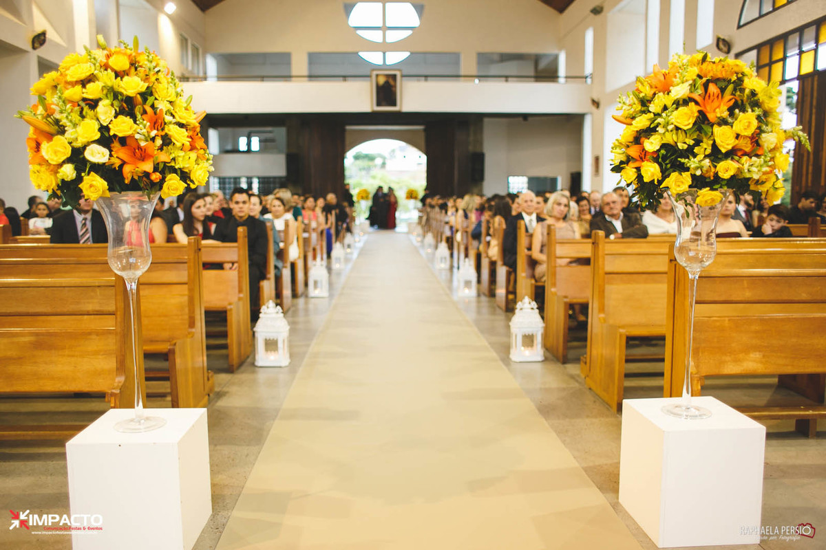 corredor casamento com tapete fendi lanternas marroquinas e arranjos laranja e amarelos na base trasnparente