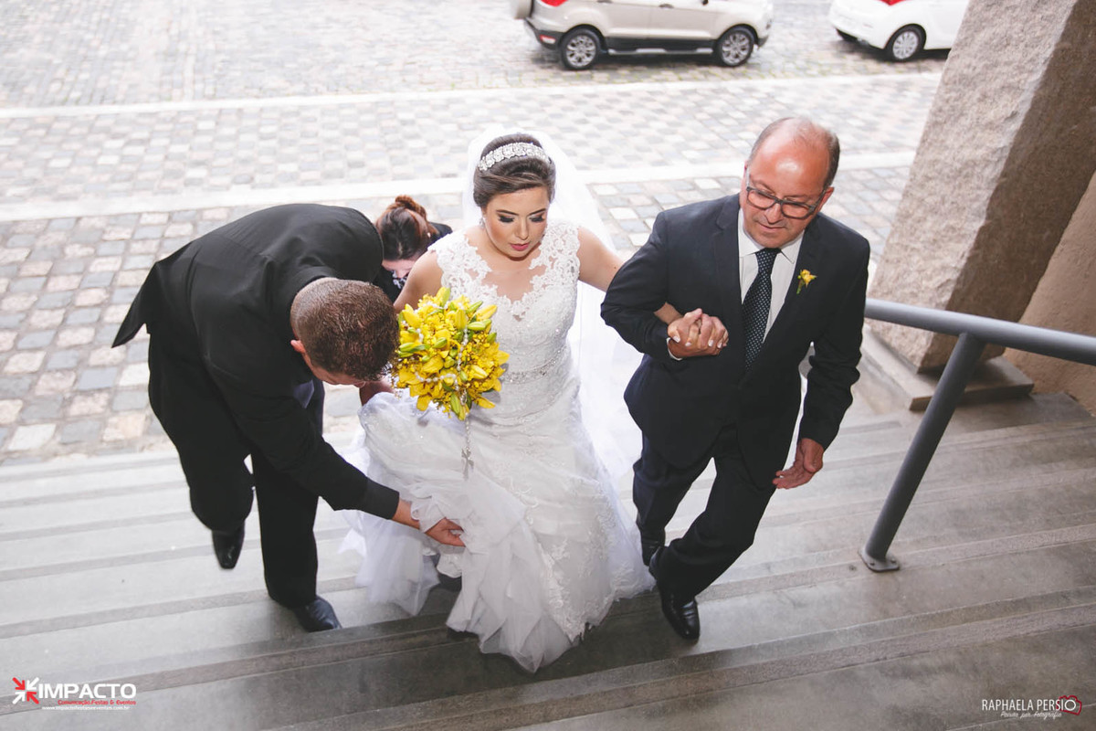 cerimonial assessorando na entrada da noiva na Igreja de Pinhais