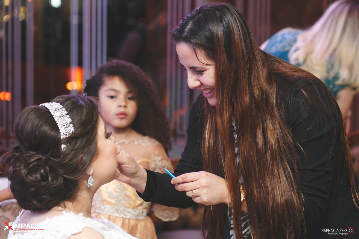 cerimonial retocando maquiagem da noiva