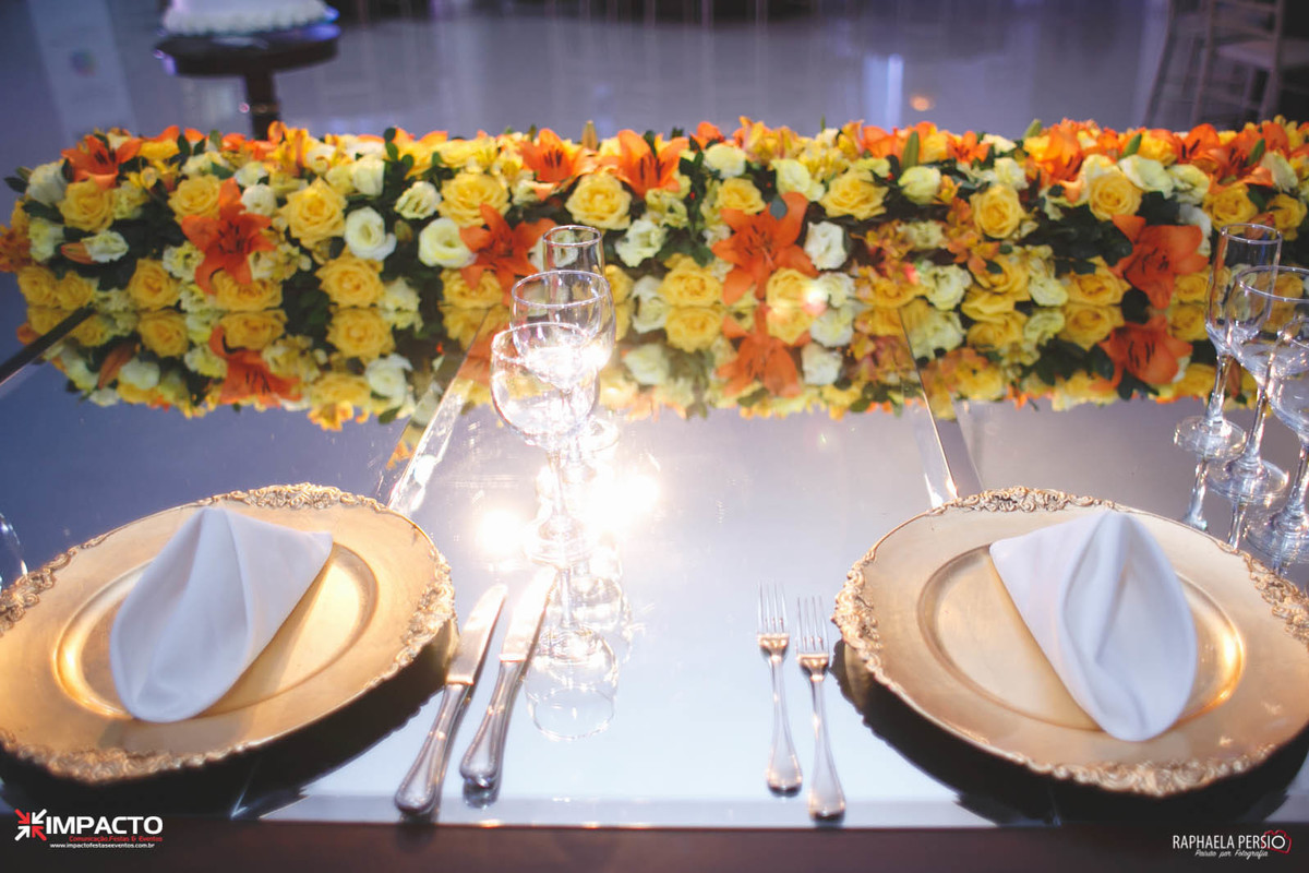 arranjo da mesa dos noivos com flores laranja e amarelo