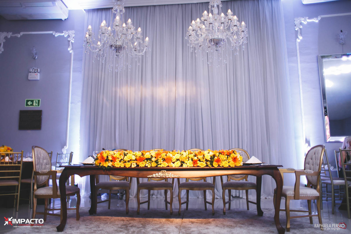 Mesa dos noivos luiz XV com arranjo trilho laranja e amarelo