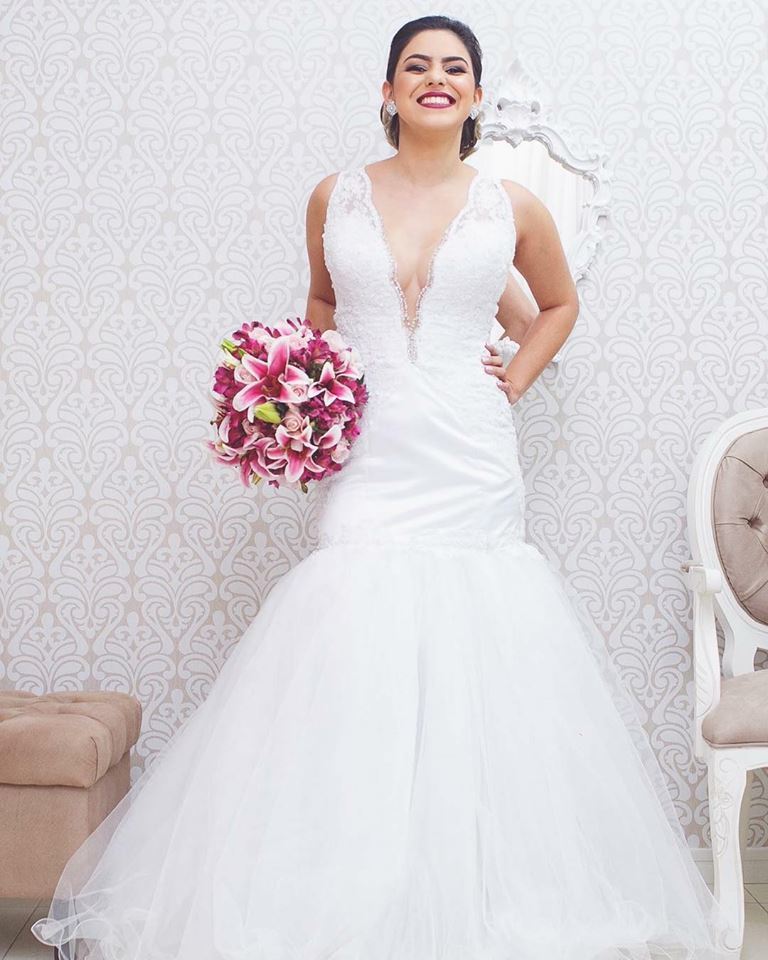 noiva com buquês de lírios rosa