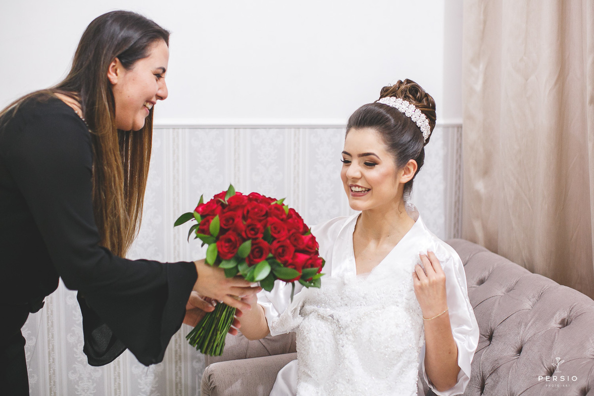 Cerimonial entregando buquê de rosas vermelhas para noiva