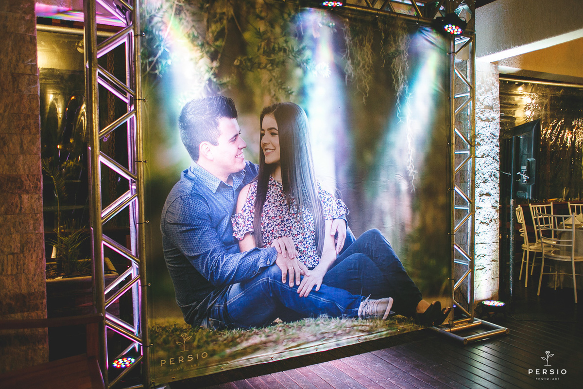 banner grande dos noivos com iluminação