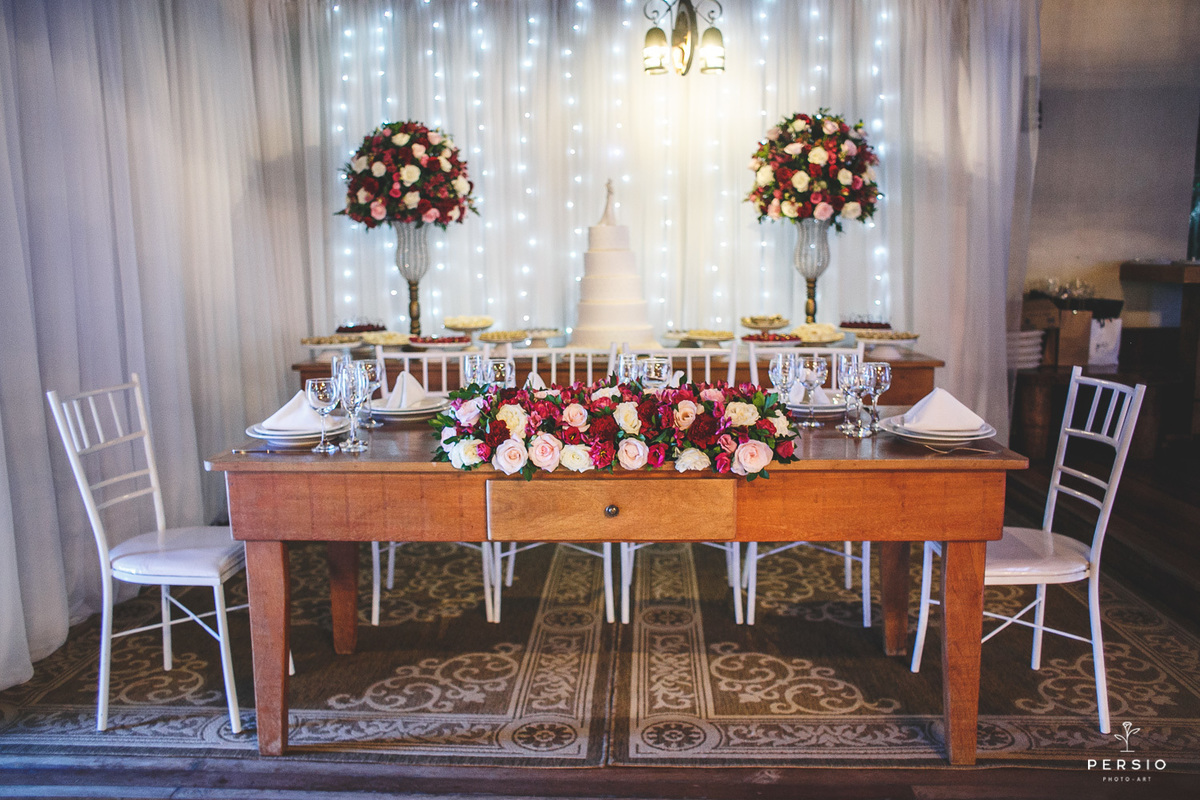 mesa dos noivos rústica com arranjos marsala e rosa