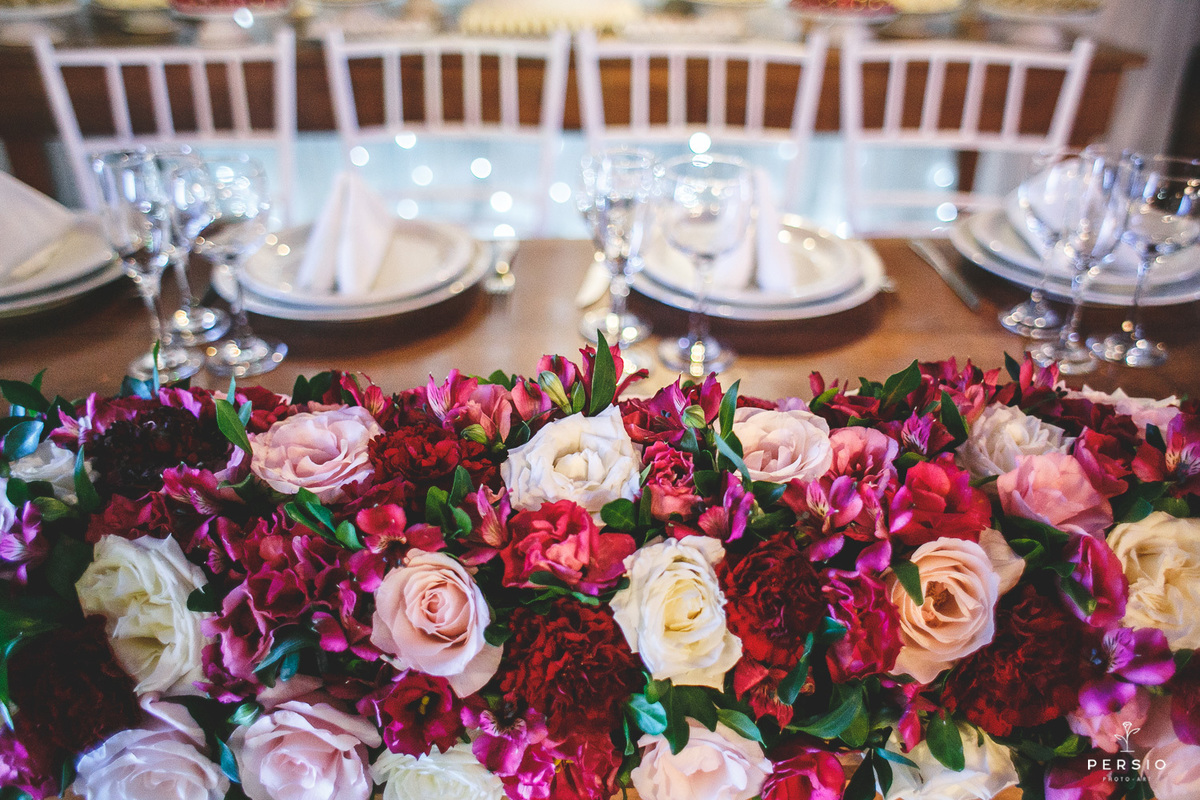 arranjo mesa dos noivos marsala e rosa