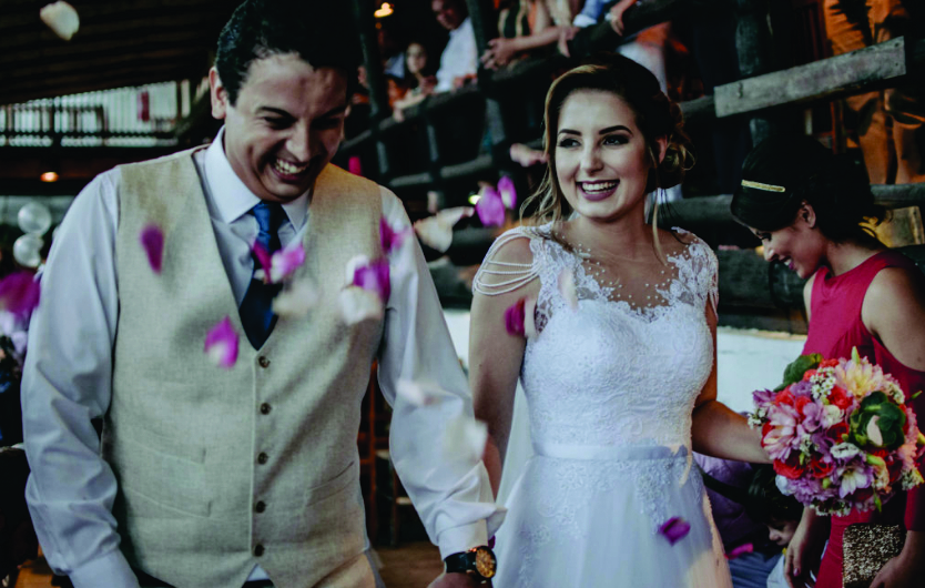 saida dos noivos com chuva de pétalas