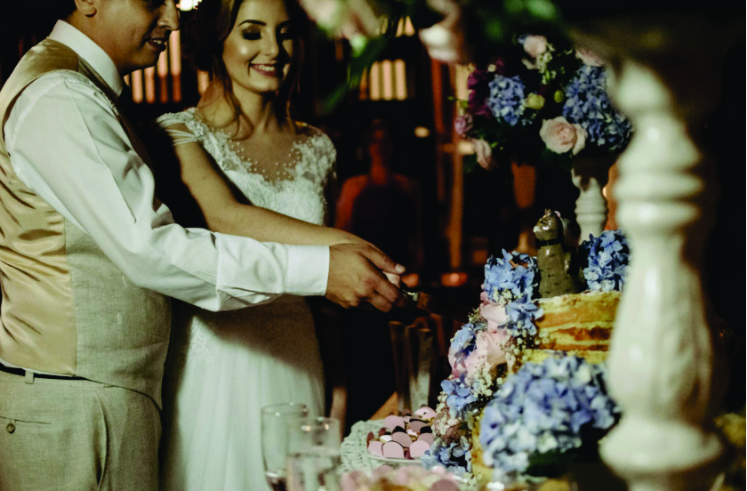 noivos cortando o bolo naked cake casamento vintage