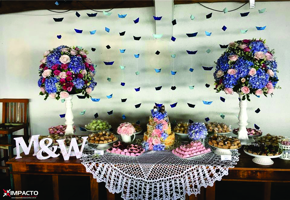 mesa dos doces casamento retrô vintage com hortências e porcelana
