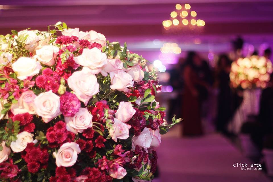 arranjo de corredor marsala e rosa