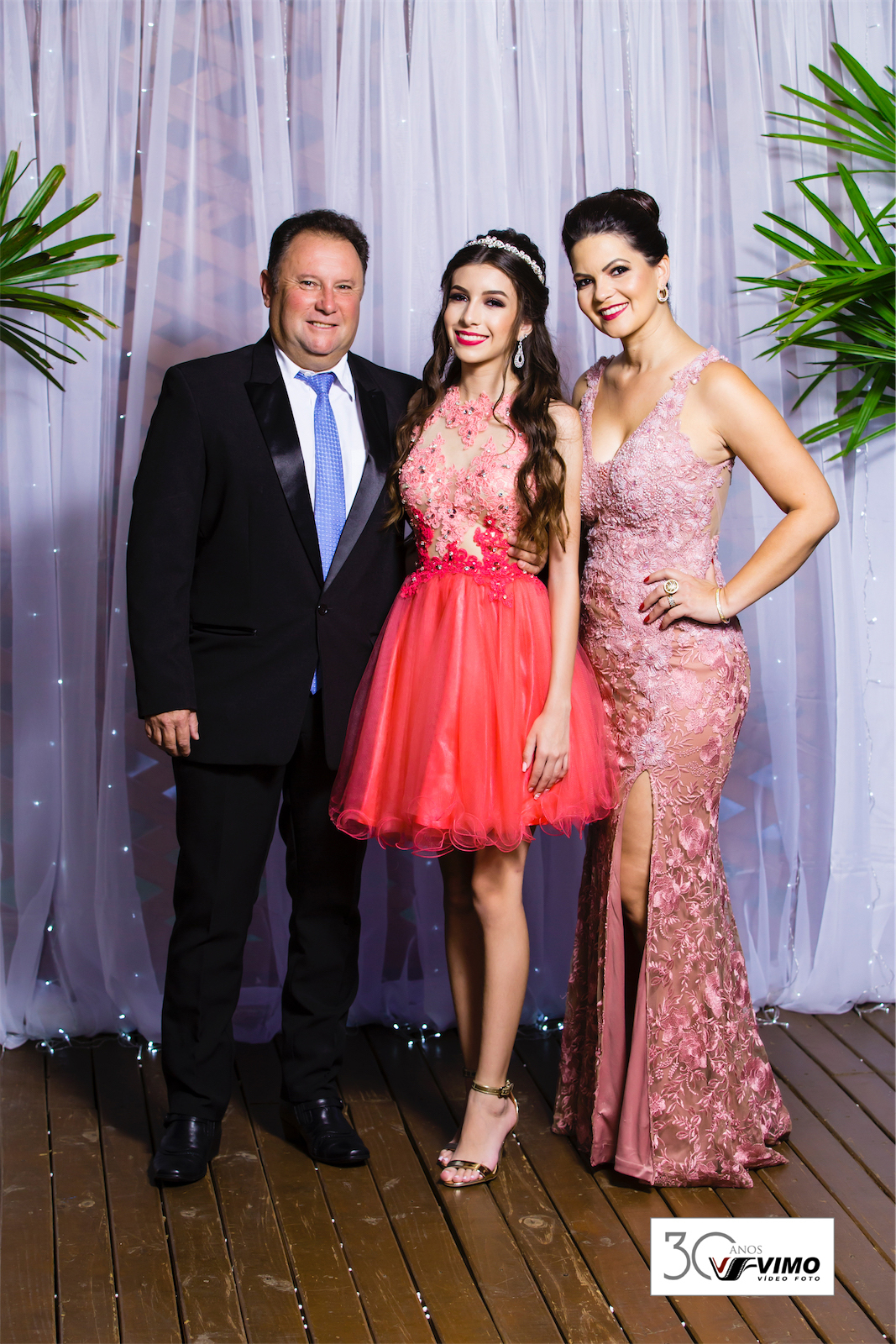 foto da debutante com a familia cortina de luzinhas 15 anos