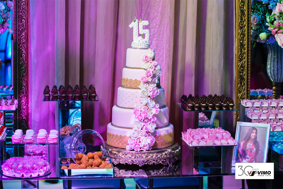 bolo fake em mesa espelhada 15 anos