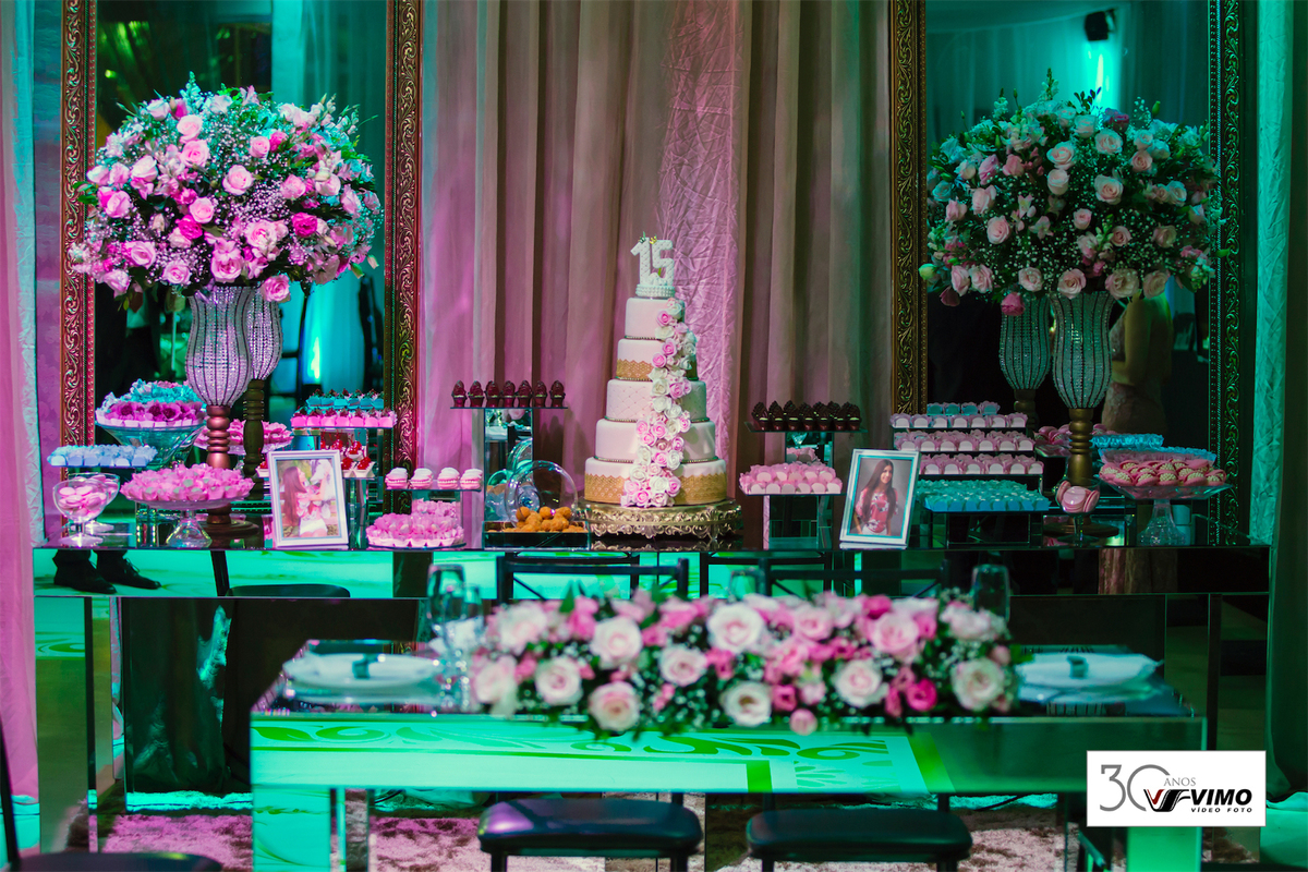 decoração 15 anos tons de rosa com mesas de espelho