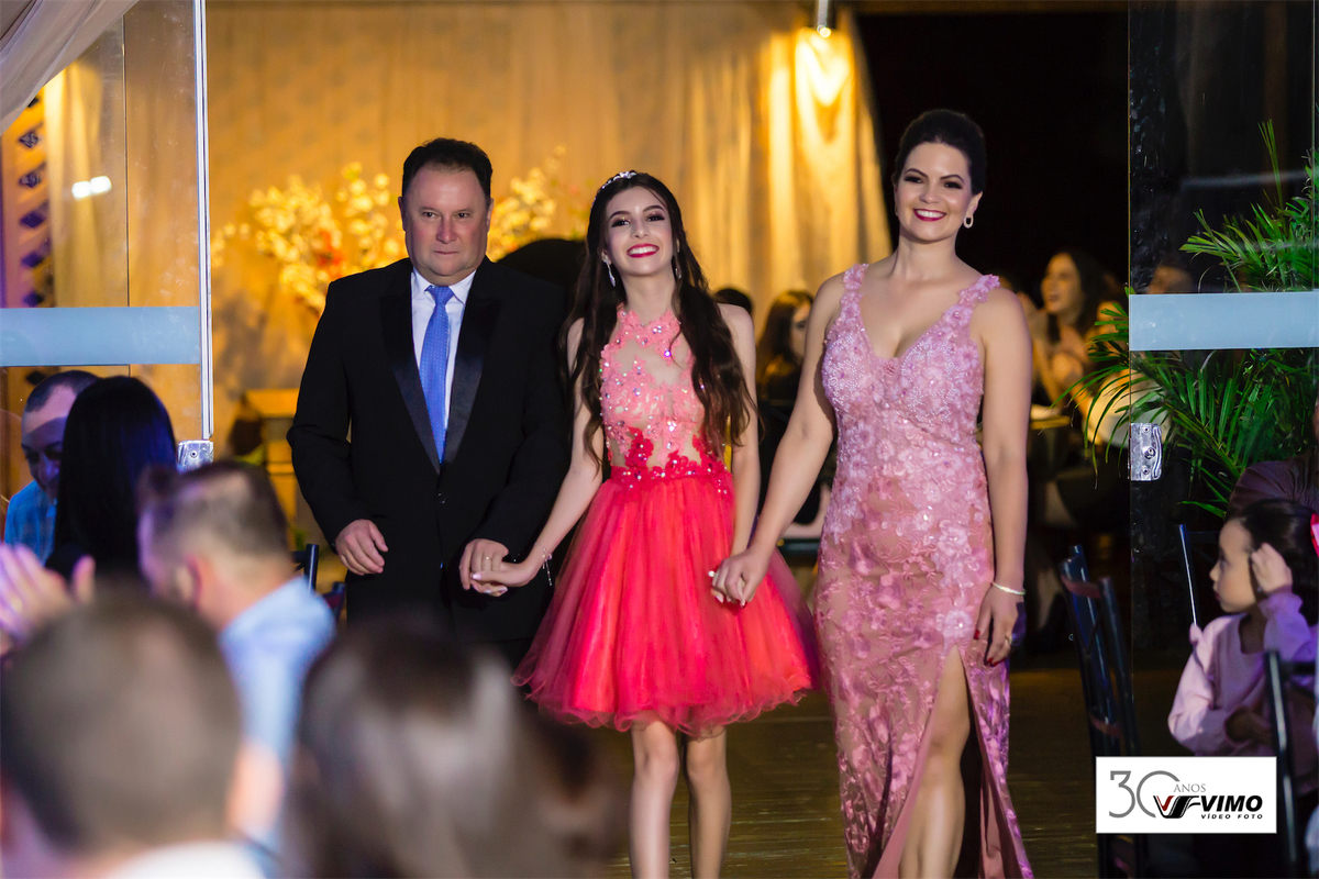 entrada da debutante com a familia