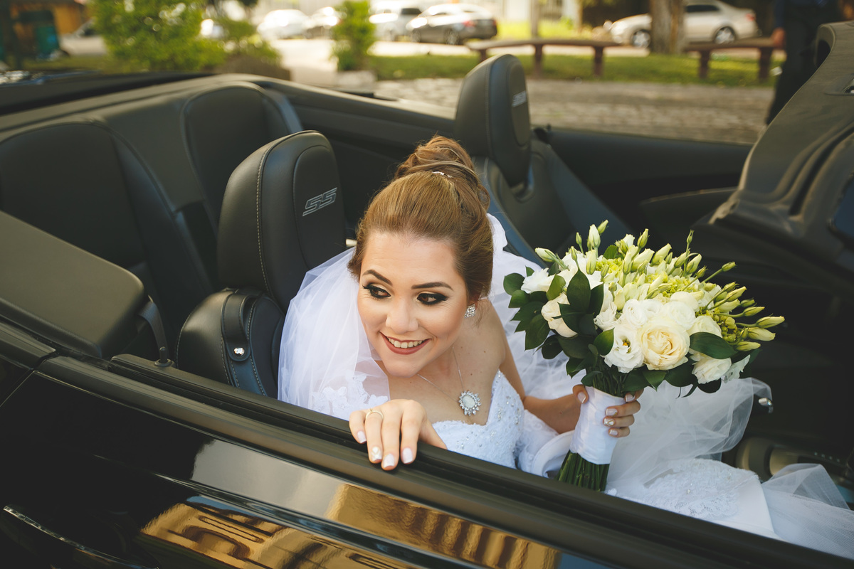 noiva em carro conversível com buque branco