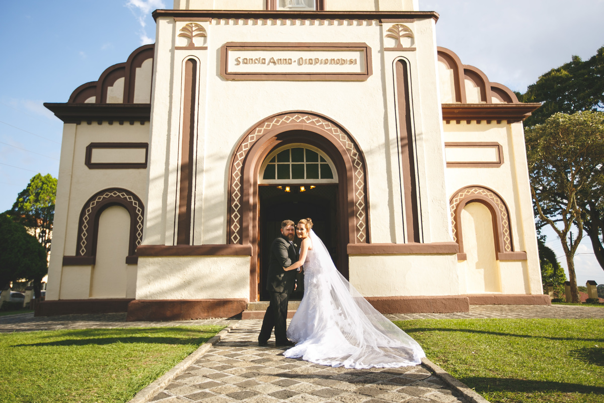 noiva e pai em frente a igreja sant'ana