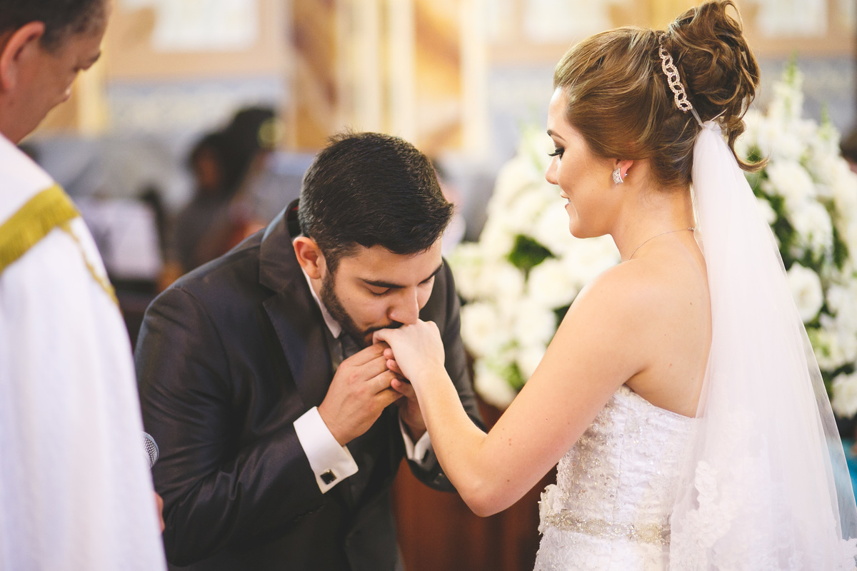noivo recebendo a noiva no altar com beijo na mão