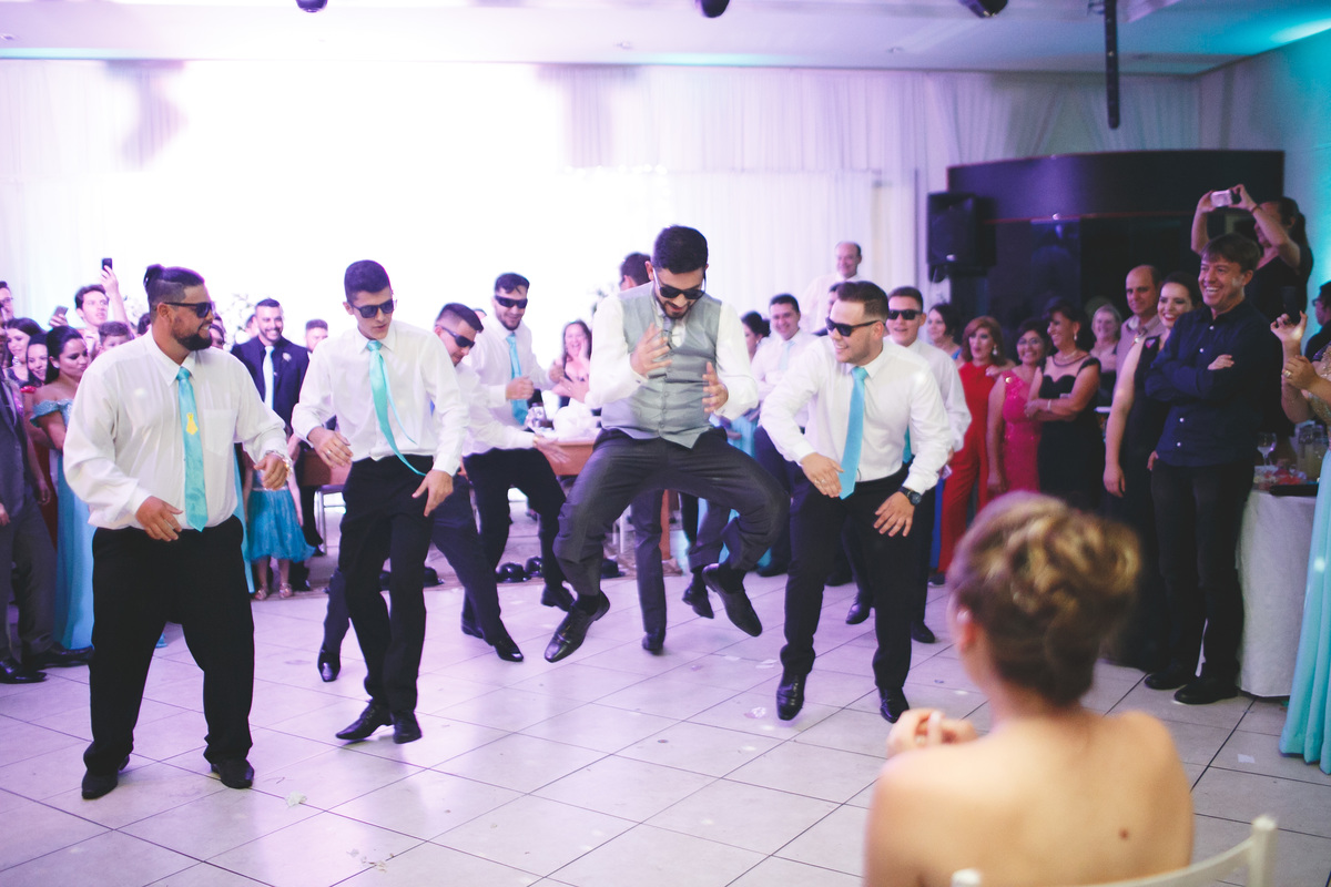 noivo e padrinhos dançando pra noiva