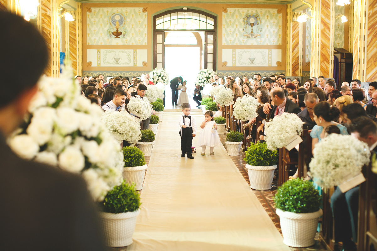 corredor de igreja com mosquitinho e tapete bege