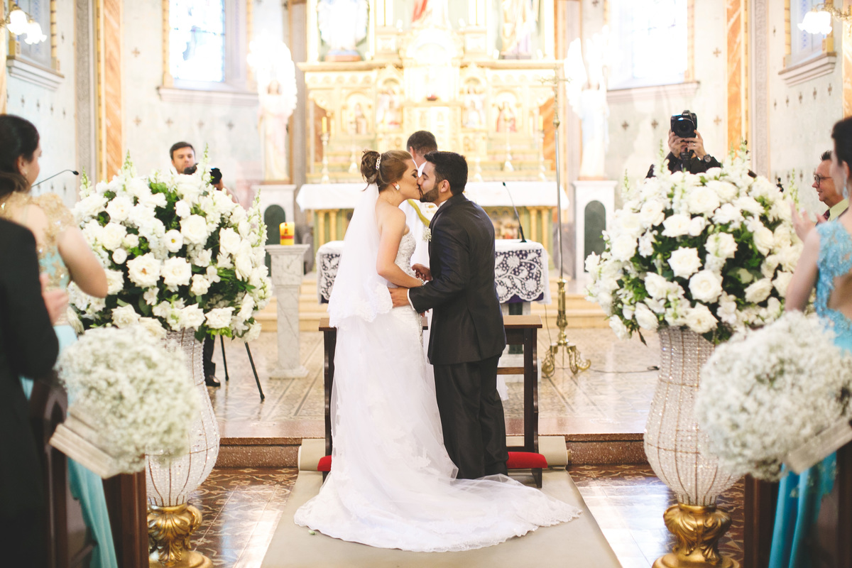 beijo dos noivos no altar