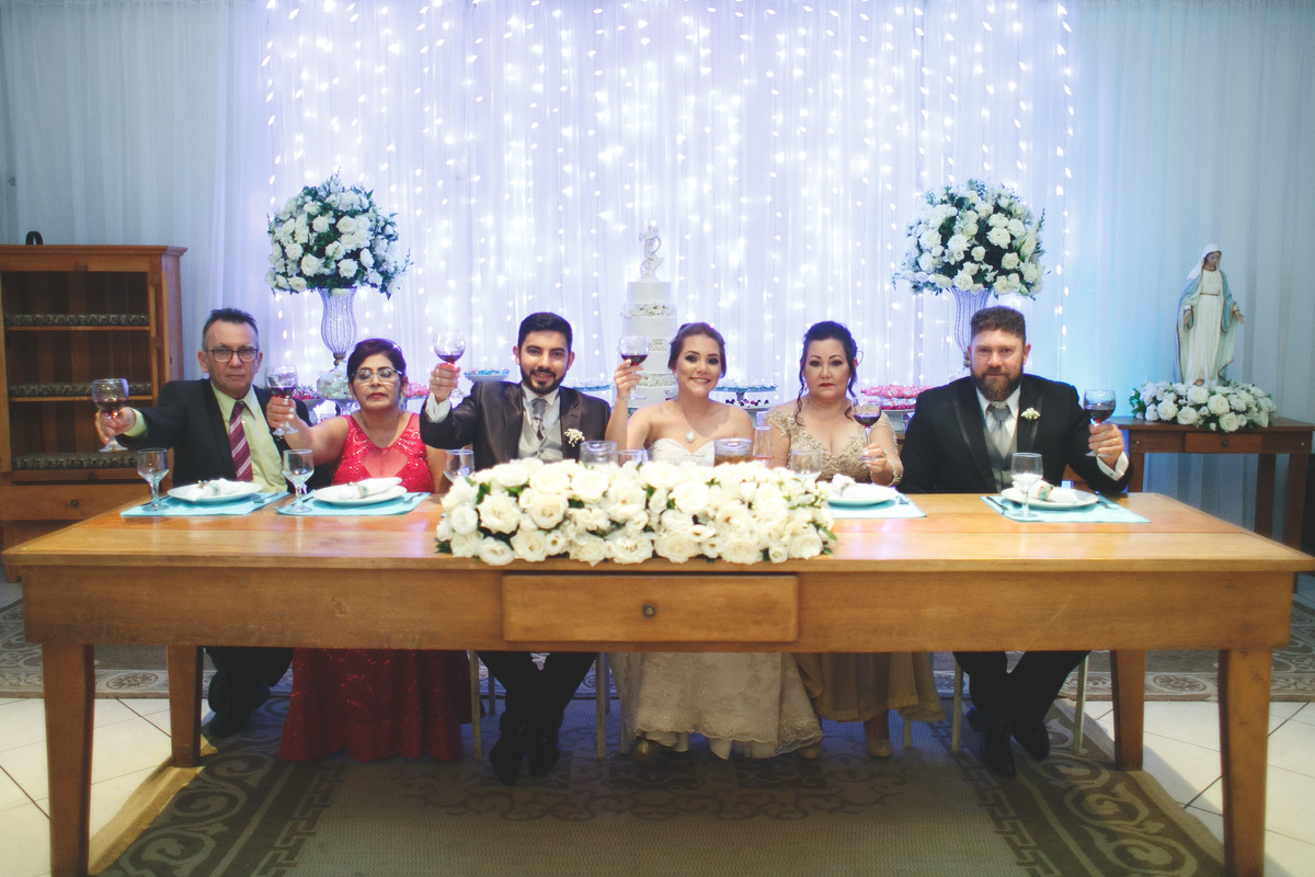 mesa noivos e pais de madeira