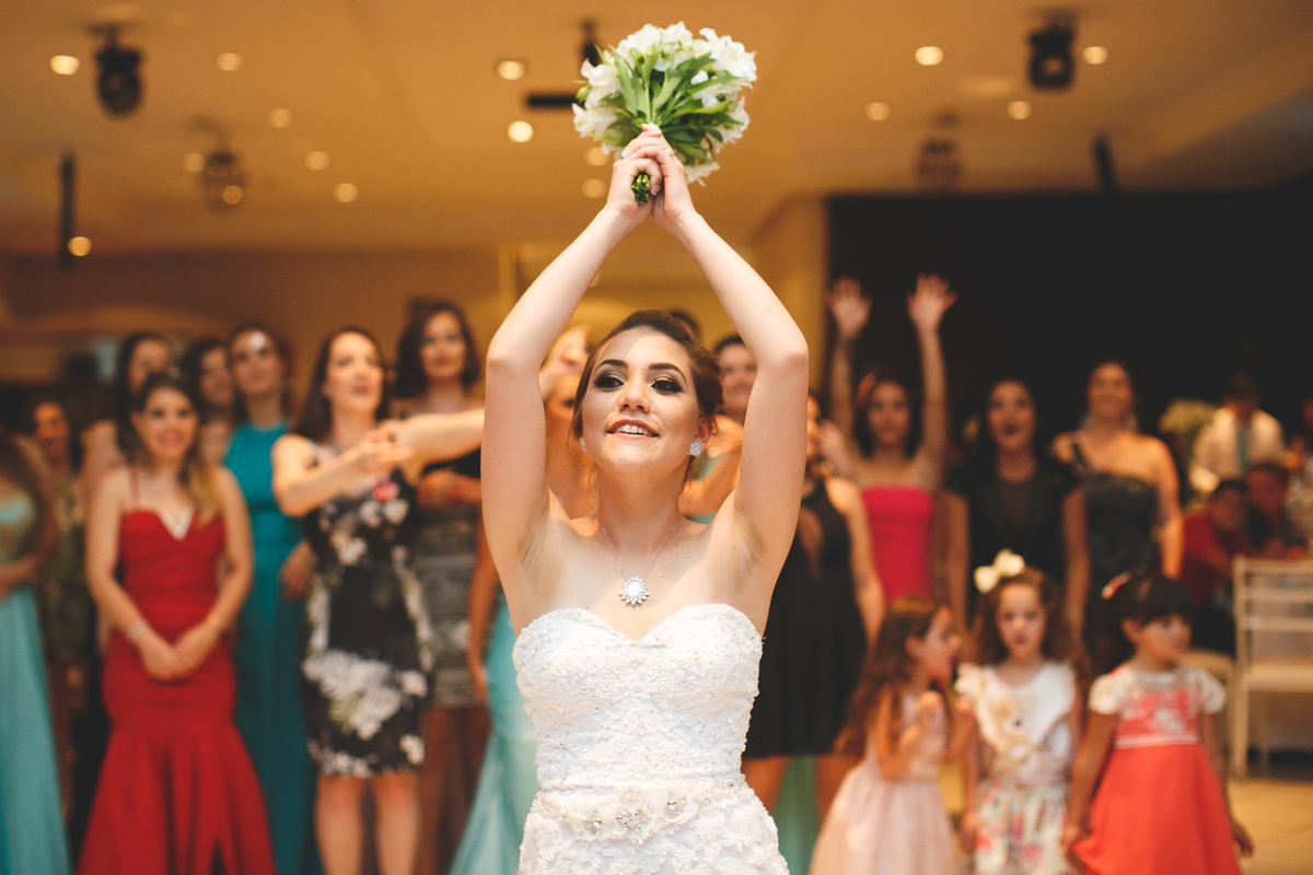 noiva jogando buque branco