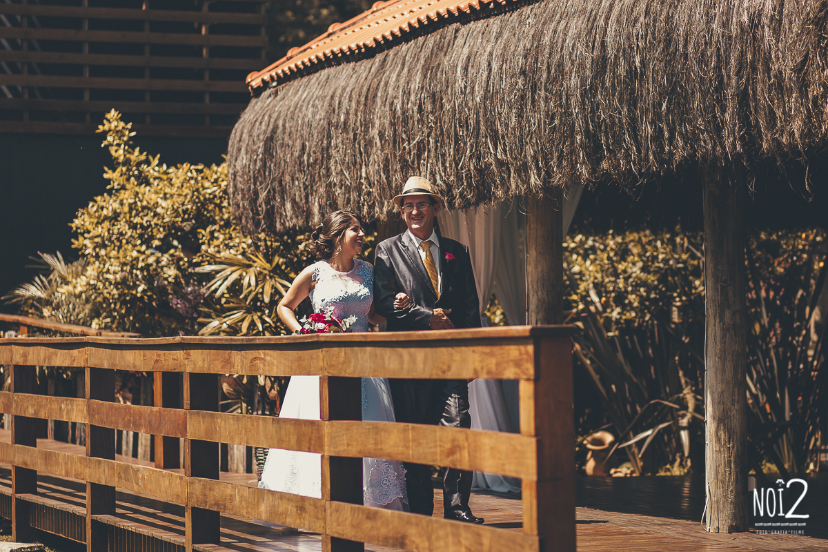 noiva entrando com o pai no deck