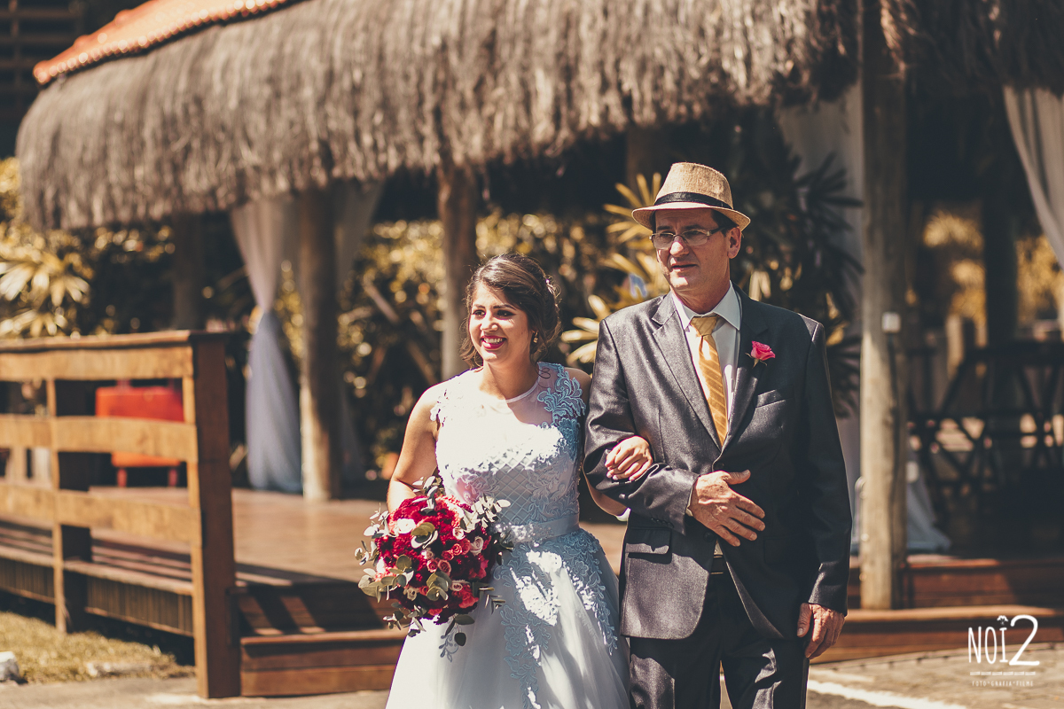 noiva entrando com o pai casamento no campo