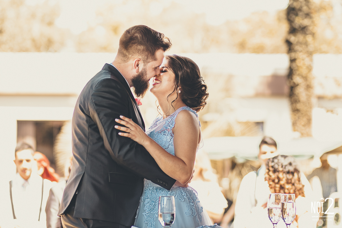 carinho entre os noivos