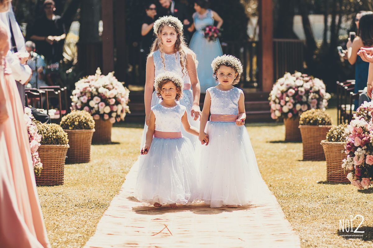damas entrando vestido branco e rosa
