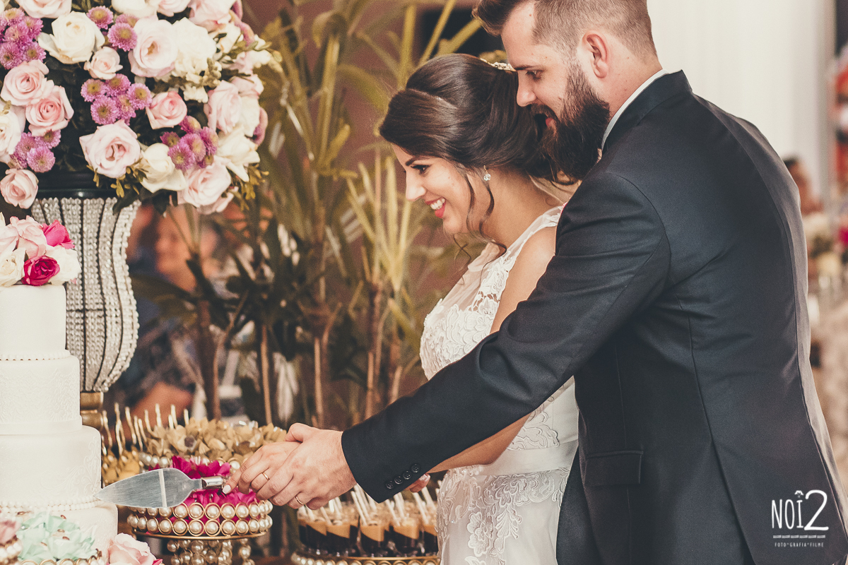 noivos cortando o bolo