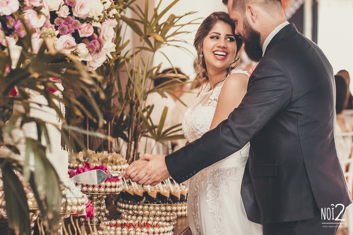 noivos cortando bolo casamento no campo