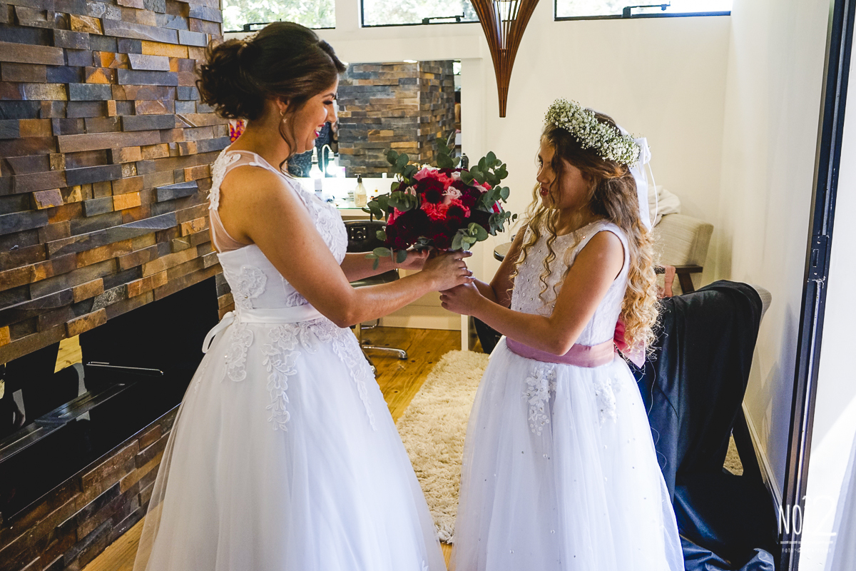 noiva com filha entregando buquê