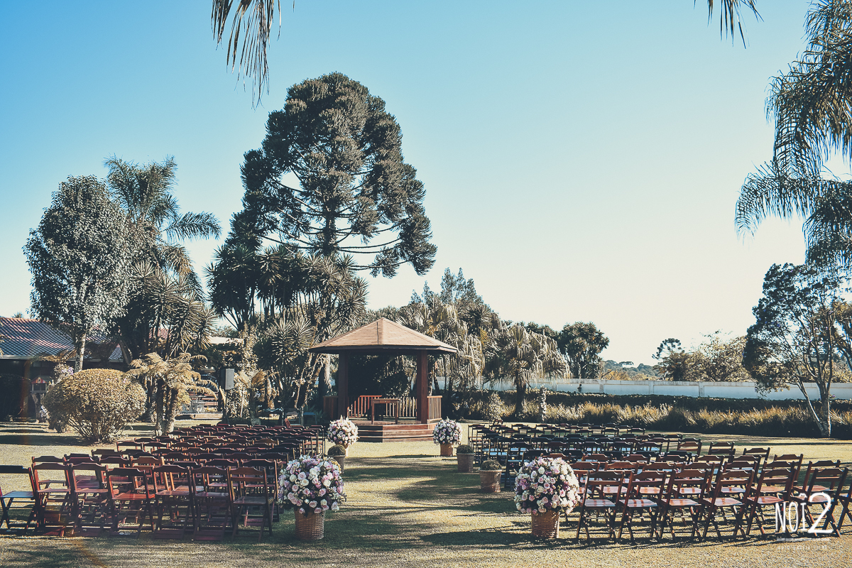 decoração cerimônia ao ar livre com flores rosa