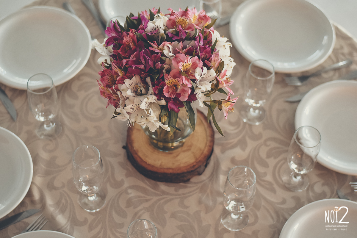 arranjo de mesa casamento marsala branco e rosa