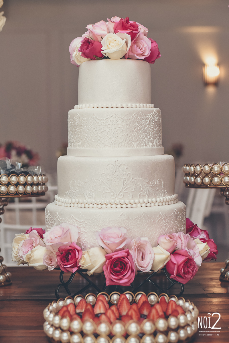 bolo de casamento branco e rosa
