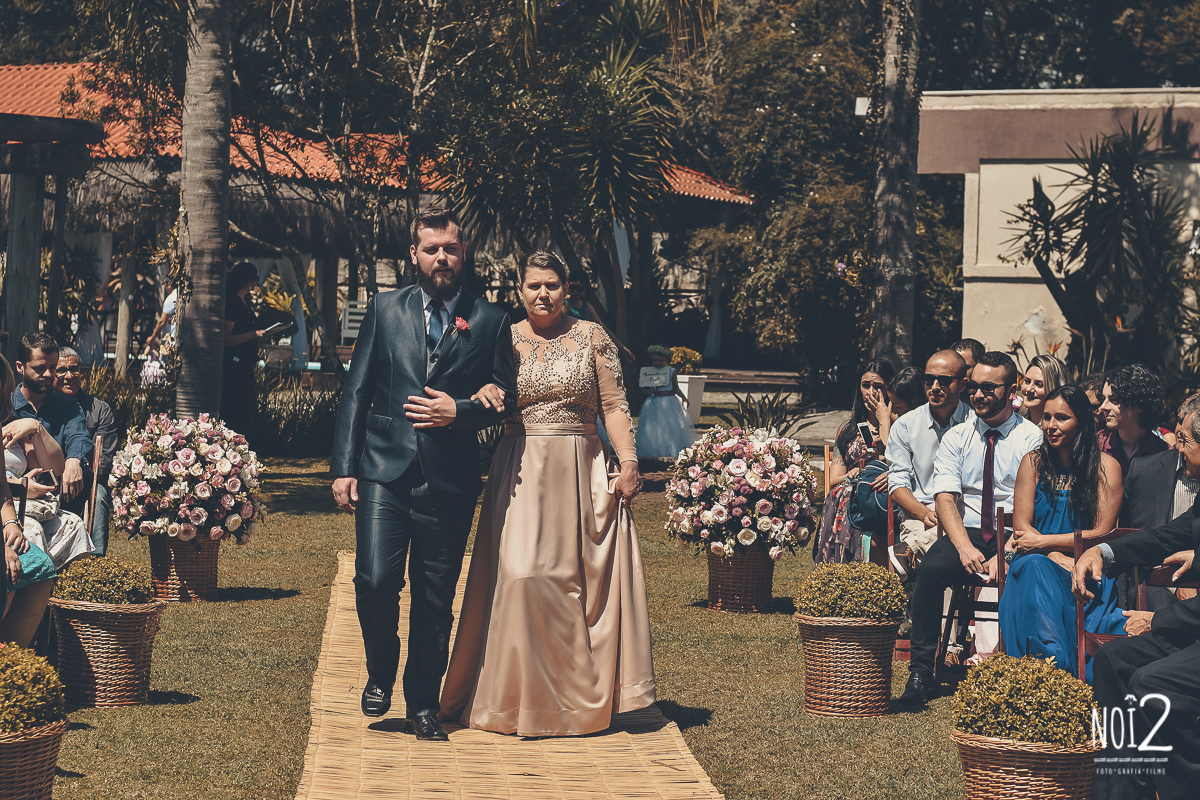 entrada do noivo com a mãe