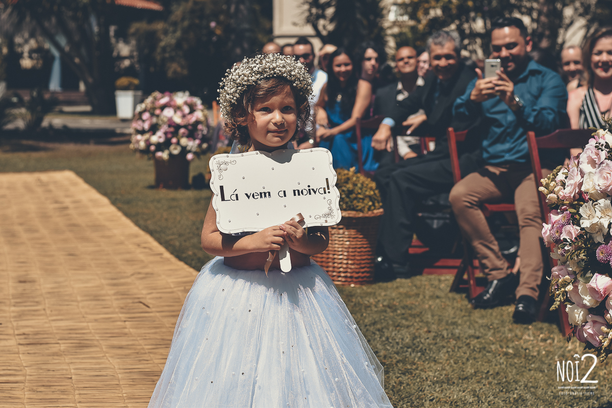 dama com plaquinha lá vem a noiva