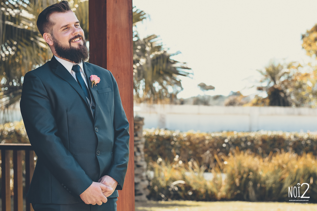 noivo esperando no altar