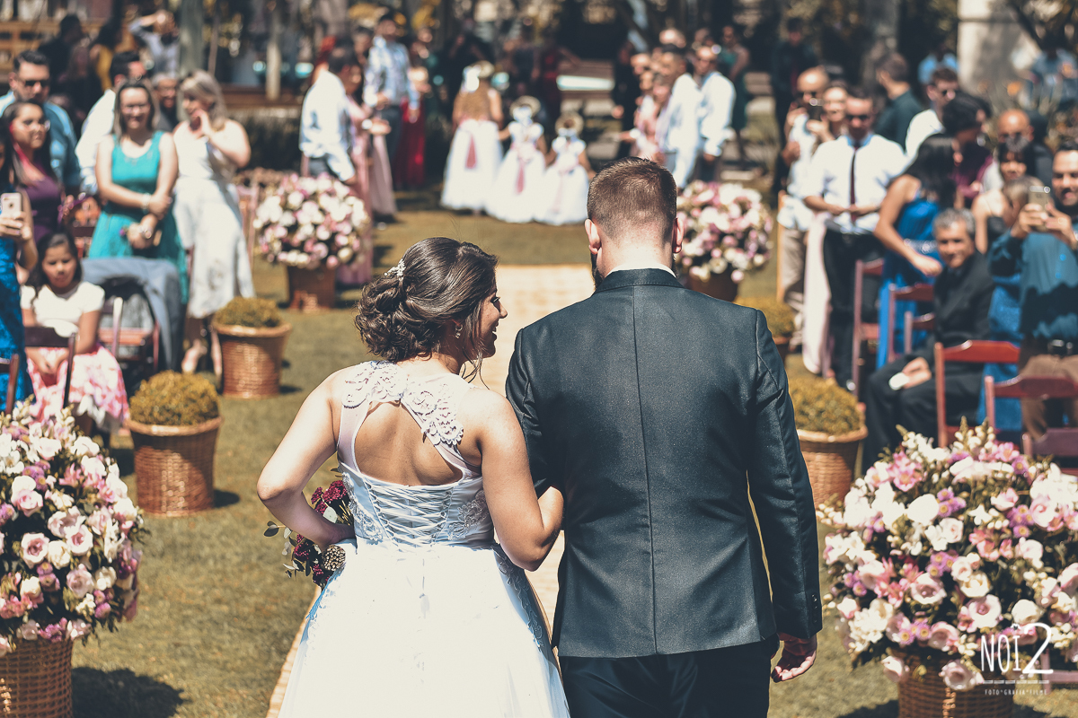 saida dos noivos casamento ao ar livre