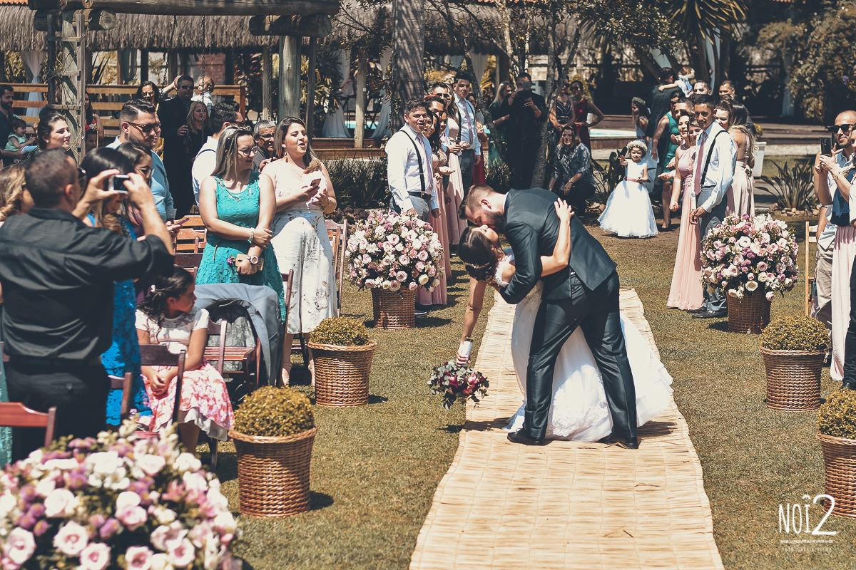 saida dos noivos com beijo