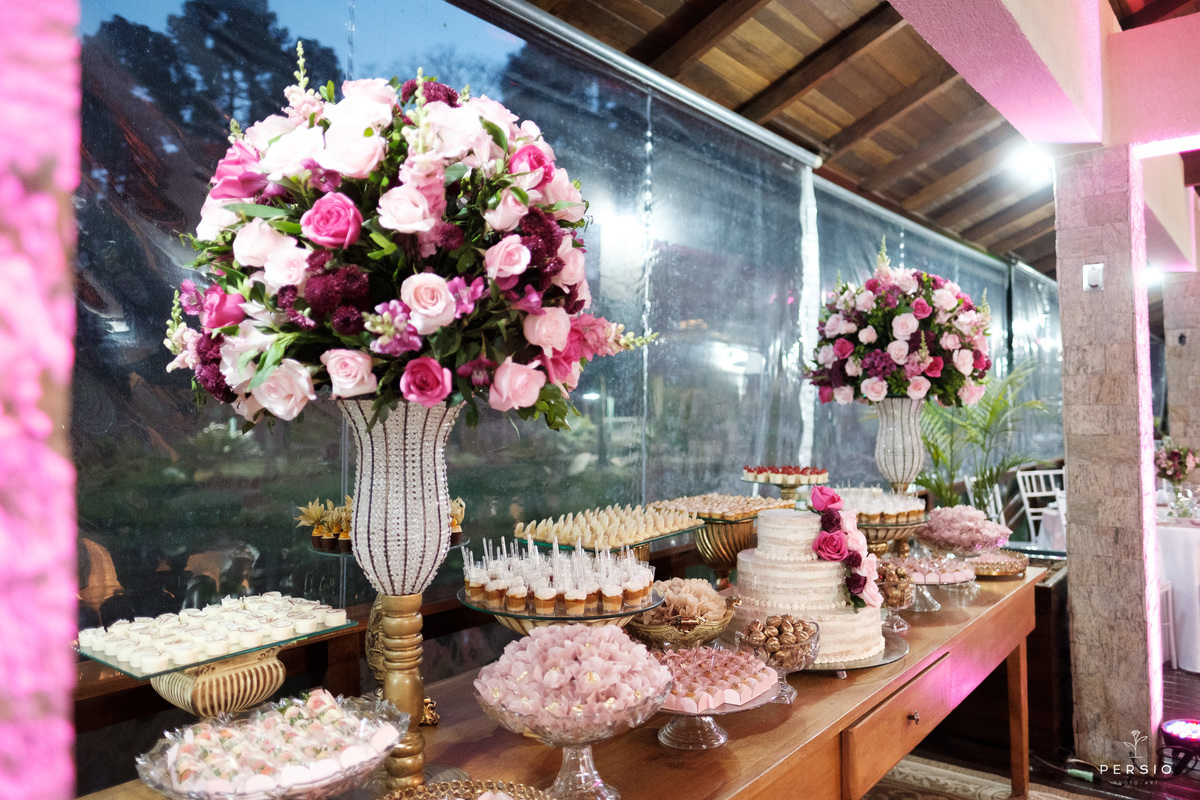 Arranjos mesa dos doces 15 anos marsala e rosa